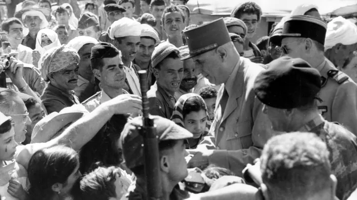 Charles de Gaulle v Alžírsku 3. října 1958