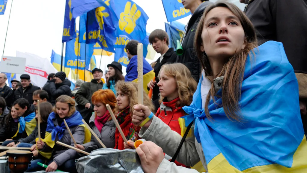 Ukrajinci protestují před budovou ústřední volební komise