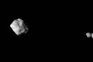Neobvyklý měsíc planetky „Dinky“ má dvě oddělené půlky. U sebe je drží gravitace
