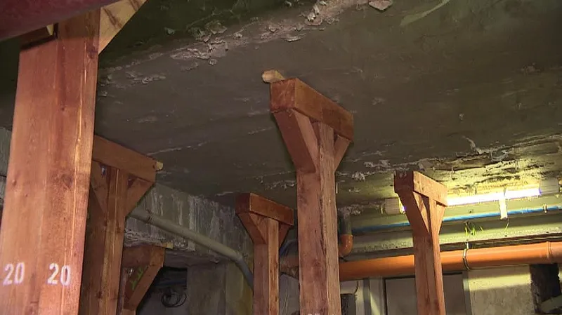 Strop v podzemí Vřídla museli už na podzim podepřít desítkami sloupů