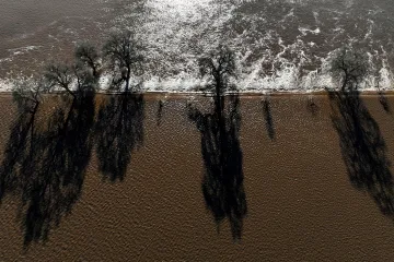 Sever Kalifornie sužují záplavy. Desetitisíce lidí zůstávají bez proudu