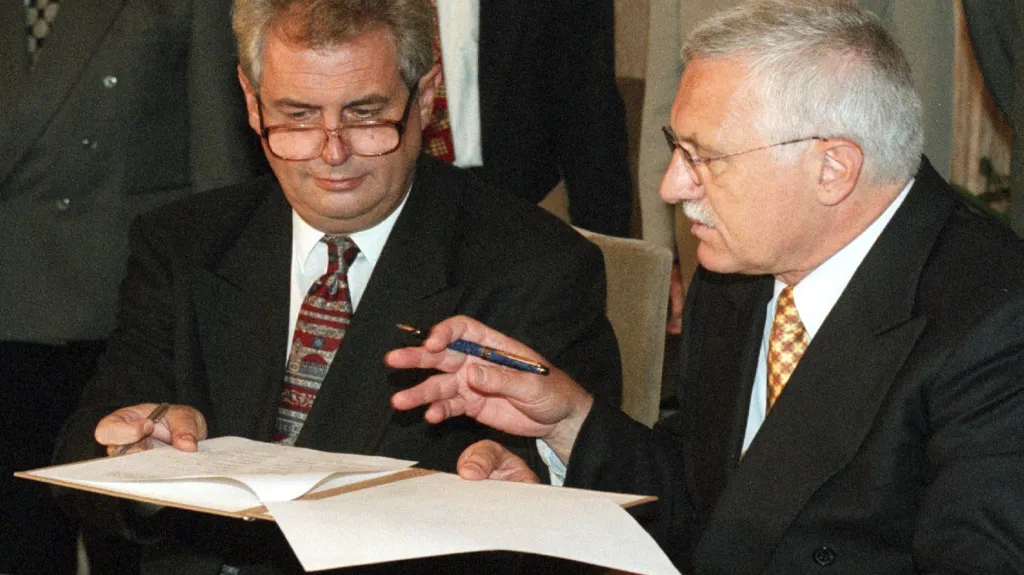 Předsedové ČSSD a ODS Miloš Zeman (vlevo) a Václav Klaus 9.července 1998 při podpisu takzvané opoziční smlouvy v Praze.