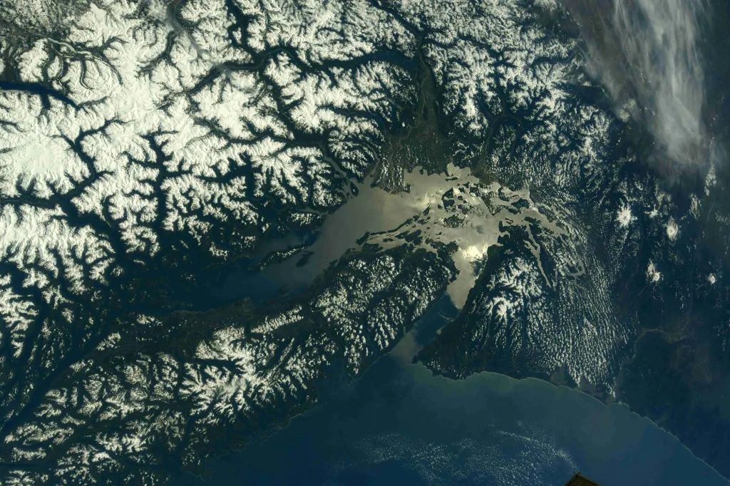 Kosmonaut NASA Ricky Arnold zachytil pohled na národní park Mount Rainier z ISS obíhající zemi rychlostí 27 720 km/h. Arnold sdílel fotografii v den oslav vzniku národního parku.