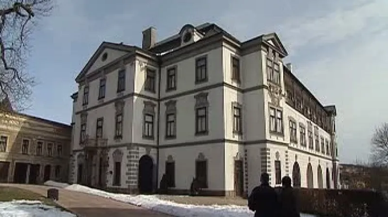 Na zámku ve Velkém Meziříčí objevili restaurátoři unikátní místnost se vzácnými figurálními malbami z počátku 14. století.