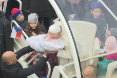 Papež ve Vatikánu nečekaně požehnal dvouměsíční Anežce. Znamení naděje, říká kněz