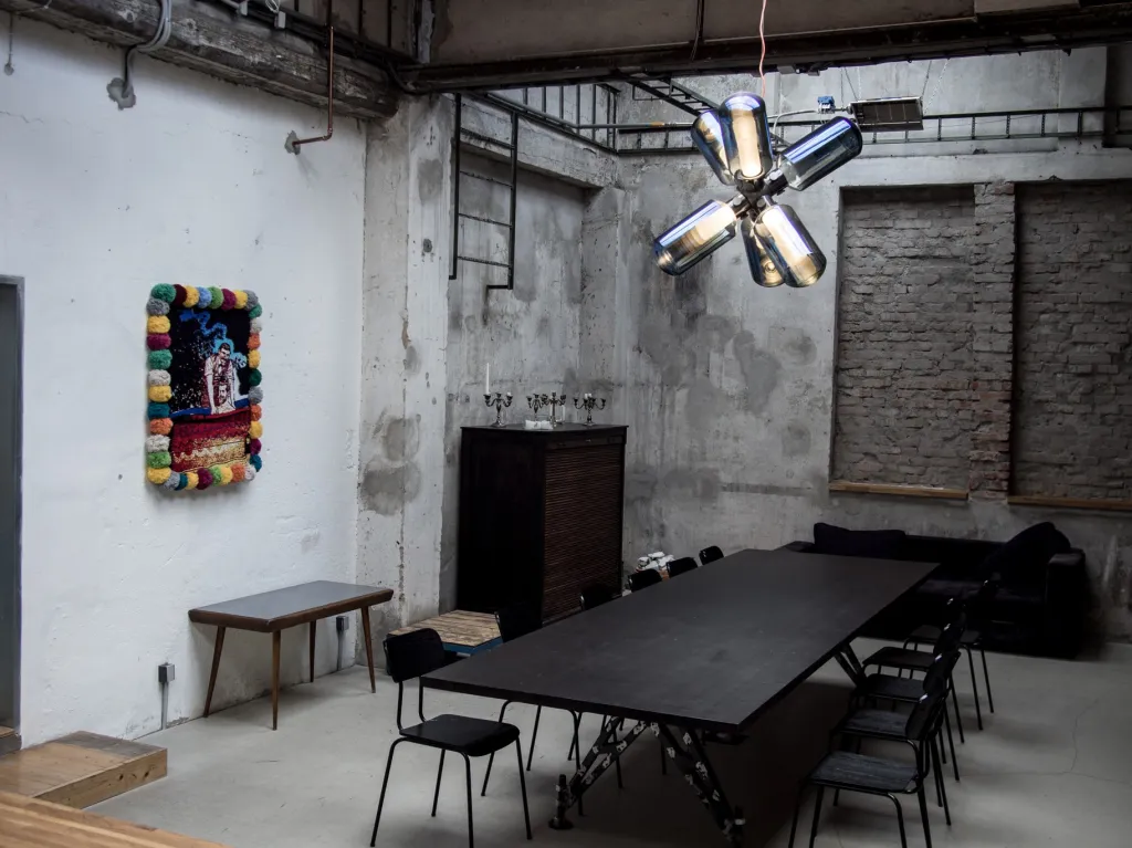 V Interiéru industriální stavby Braasi Industry v Holešovicích se architekti Eliška Slámová a Šimon Brabec snažili zachovat co nejvíce původních prvků. Objekt z 50. let 20. století  vyčistili a vložili do něj zateplené boxy, které dnes slouží jako dílny a ateliéry