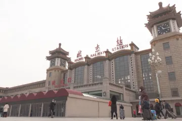 Čína hlásí zpomalování epidemie. Podle úřadů zemřelo za poslední měsíc šedesát tisíc lidí