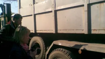 NO COMMENT: Veterináři stěhují dobytek z farmy