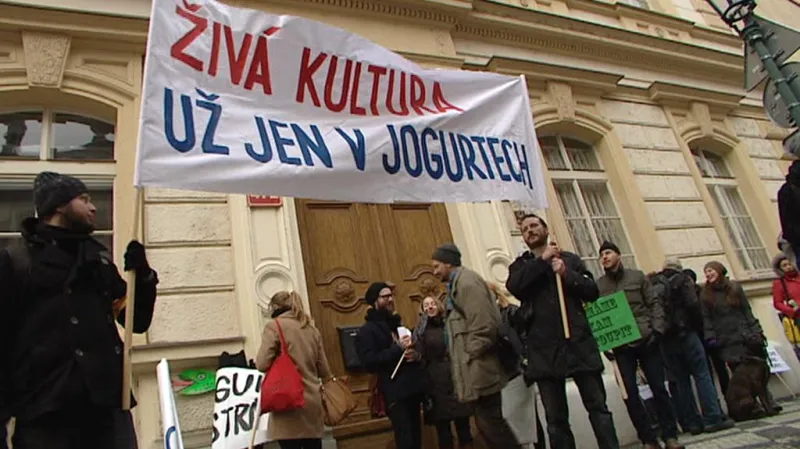 Demonstrace proti slabým dotacím na živou kulturu