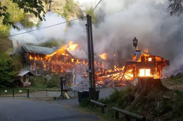 Požár zničil lovecké chaty Na Tokáni v Českém Švýcarsku