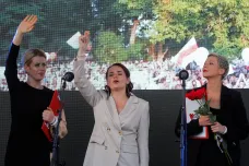 Mohutné opoziční shromáždění v Minsku. Desítky tisíc lidí podpořily prezidentskou kandidátku Cichanouskou