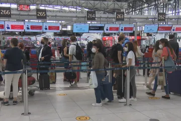 Cestující by se měli dostavit tři hodiny před odletem, doporučuje pražské letiště
