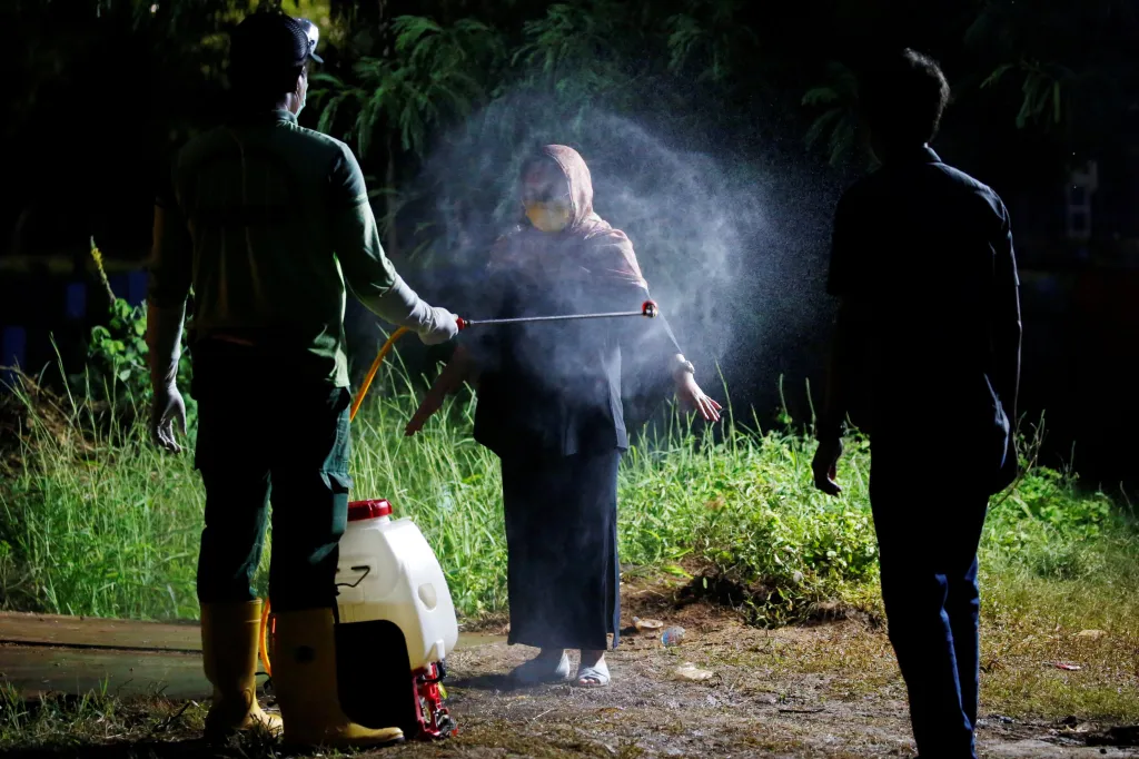 Během pohřbu v indonéské Jakartě musí dezinfekcí podstoupit i příbuzní zemřelého