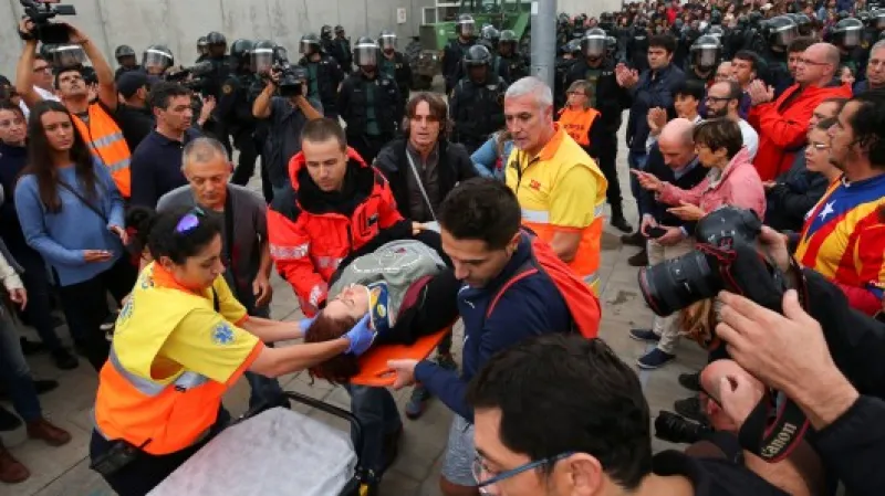 Záchranná služba odváží zraněnou ženu ze Sant Julia de Ramis,  Autor: Albert Gea,  Zdroj: Reuters