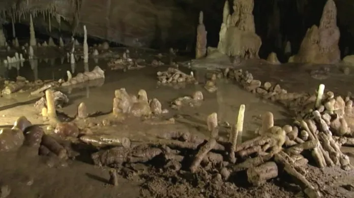 Kruhy nalezené v jeskyni Bruniquel