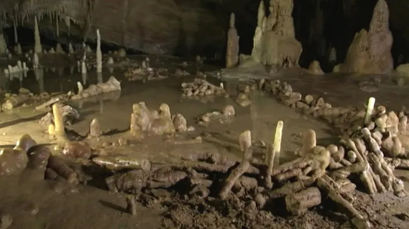 Kruhy nalezené v jeskyni Bruniquel