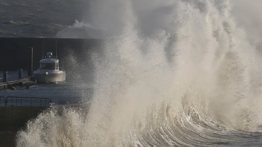 Moře rozvodněné bouří Eleanor ve francouzském přístavu Pornic