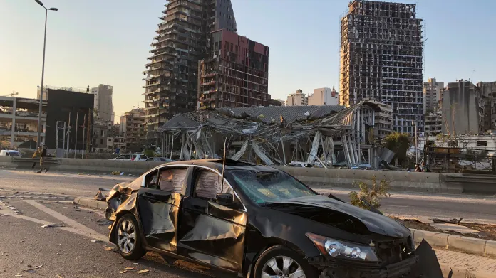 Poškozené auto stojí po výbuchu na ulici v Bejrútu
