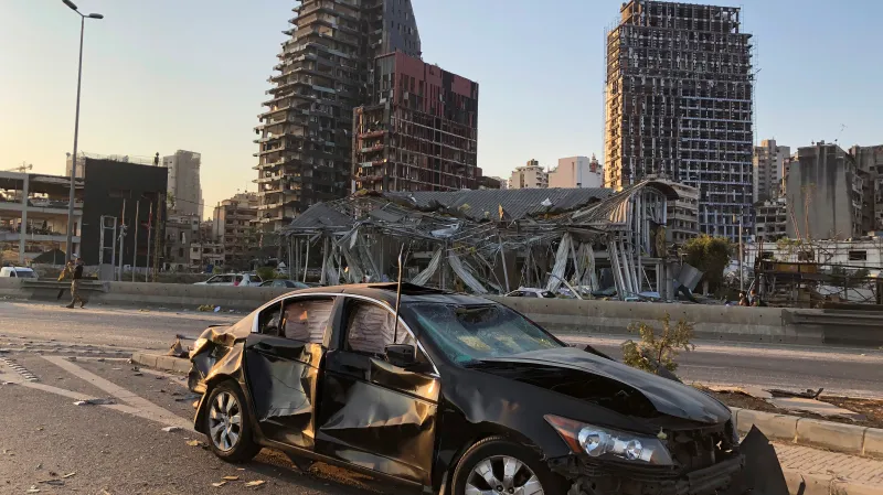 Poškozené auto stojí po výbuchu na ulici v Bejrútu