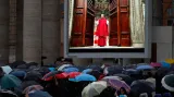Věřící na Svatopetrském náměstí sledují uzavření Sixtinské kaple