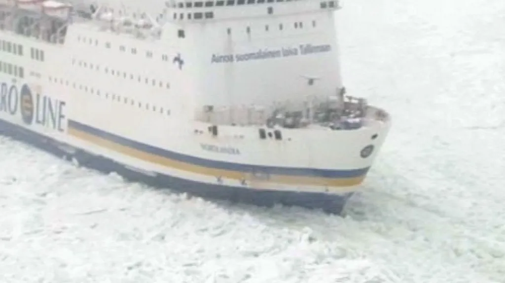 Trajekt Nordlandia uvízlý v ledu