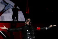 Roger Waters se hájí, že jeho kostým symbolizuje odpor proti fašismu. Němci rockera vyšetřují