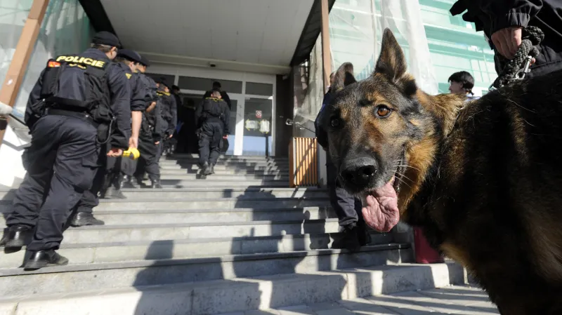 Policisté prohledávají prostory Univerzity Pardubice