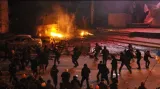 Poklidné demonstrace v Kyjevě naplno ovládli radikálové