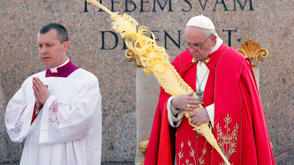 Papež František s palmovou ratolestí při mši na Svatopetrském náměstí