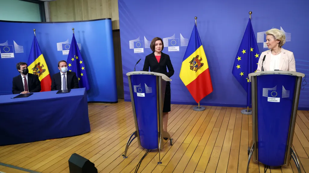 Moldavská prezidentka Maia Sanduová a předsedkyně Evropské komise Ursula von der Leyenová (zleva)