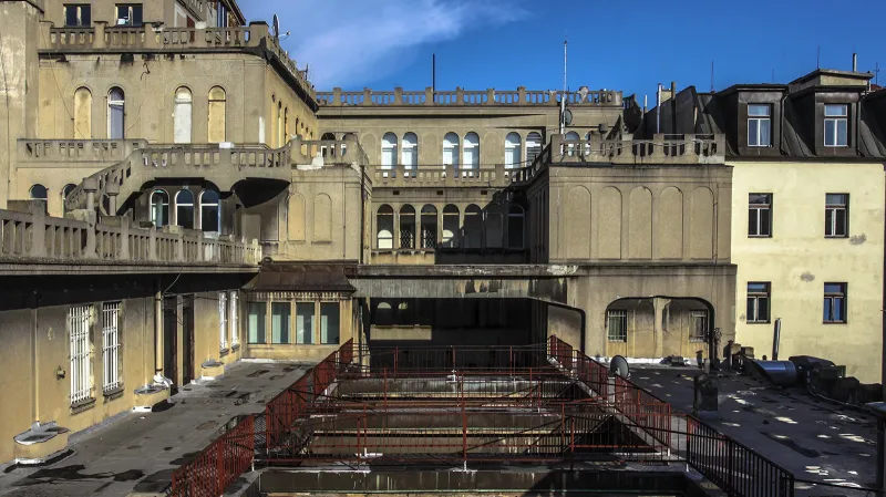 Manželé Havlovi usilují o zapsání paláce Lucerna na seznam národních kulturních památek. Takto vypadá odvrácená strana slavné stavby.