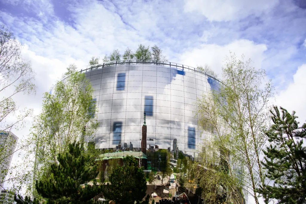Novou budovou muzea, která nese přezdívku zrcadlová miska, dostavuje Museum Boijmans Van Beuningen v Rotterdamu