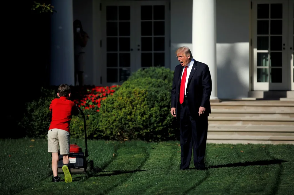Americký prezident Donald Trump zdraví jedenáctiletého Franka Giaccia, který seká trávu Růžové zahrady v Bílém domě ve Washingtonu, na snímku z 15. září 2017. Frank napsal Trumpovi nabídku, že by chtěl posekat trávník Bílého domu