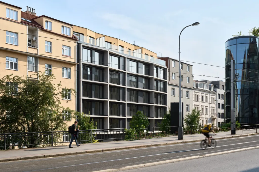 Novostavba: Rezidence Starokošířská. Autoři: Ing. arch. Oleg Haman, Ing. arch. Adam Homola, Ing. arch. Petr Neuman, spolupráce na interiéru: Ing. arch. Petr Marek