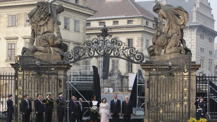 Prezidentské páry na I. nádvoří při návštěvě Baracka Obamy v Praze