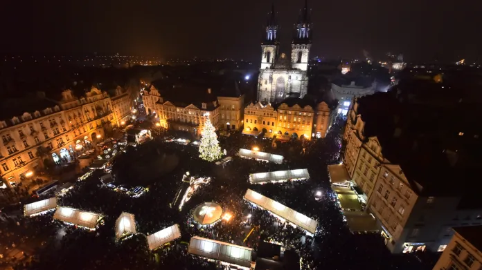 Vánoční trhy na Staroměstském náměstí odstartovaly v 17:30