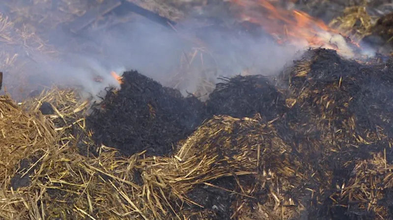 Ve Slavětíně stále dohořívají zbytky slámy