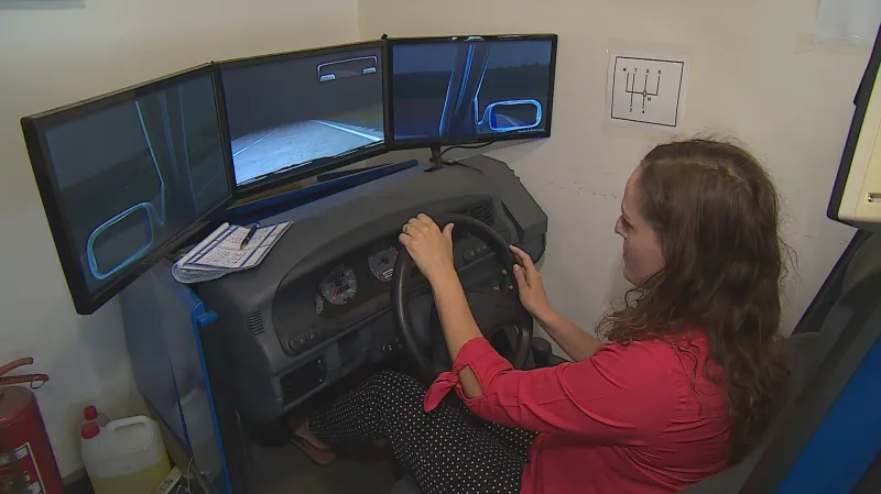 Noční jízdu si budoucí řidiči mohou vyzkoušet na trenažéru