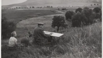 Josef Sudek, Emil Filla s manželkou a boxerkou Evičkou kreslí v plenéru Českého středohoří, před 1953