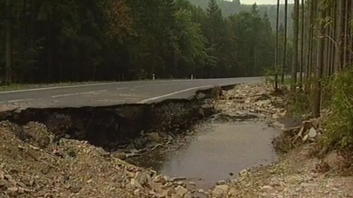 Poškozená silnice nad Štěpánovem