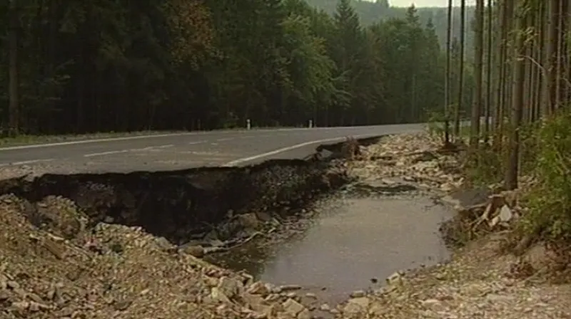 Poškozená silnice nad Štěpánovem