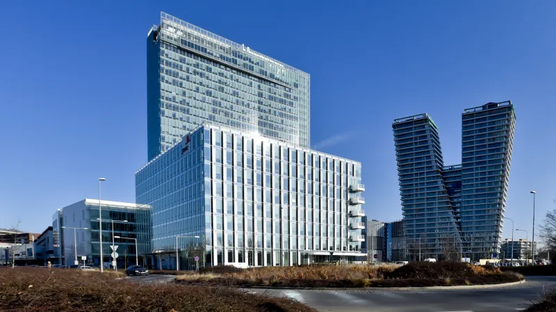 Budovy na Pankráci – City Green Court (nižší dům v popředí), City Tower (vysoký dům za ním) a bytový dům V Tower (vpravo)