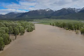 Americké úřady uzavřely kvůli záplavám Yellowstonský národní park