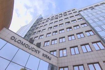 V kauze olomouckých dopravních zakázek policie obvinila třináct lidí. Pod náměstkem Záchou se kýve křeslo
