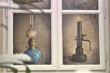 V oknech muzea v Příboře se svítí, aby byla vidět aktuální výstava