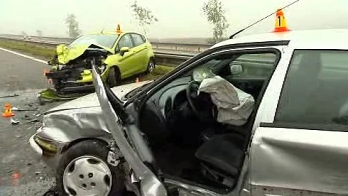 Ranní provoz na severu Moravy zkomplikovala nehoda pěti osobních aut na rychlostní silnici R56.