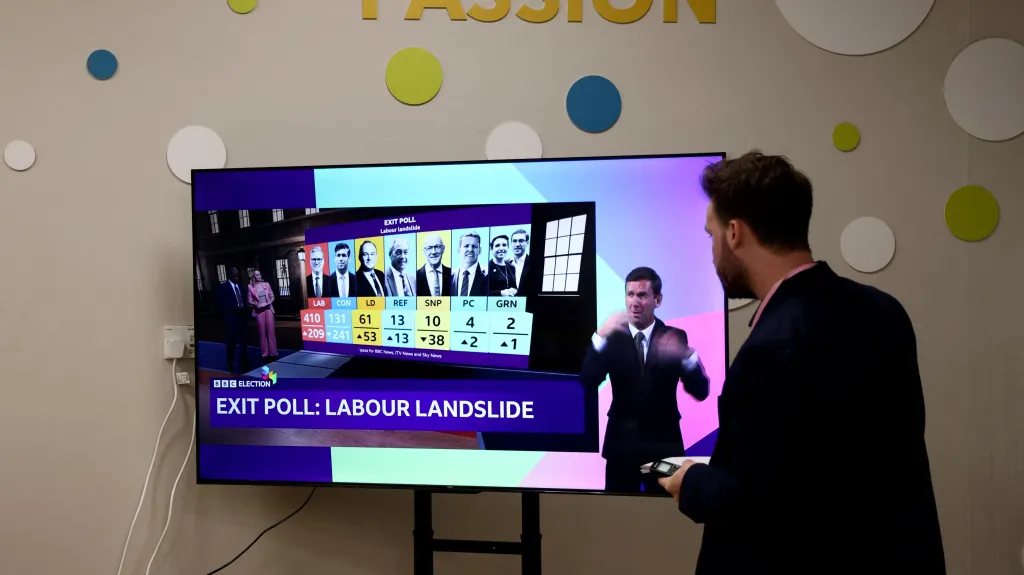 Novináři sledují v televizi výsledky britských voleb