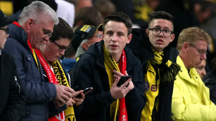 Fanoušci klubu Borussia Dortmund po zprávě o incidentu
