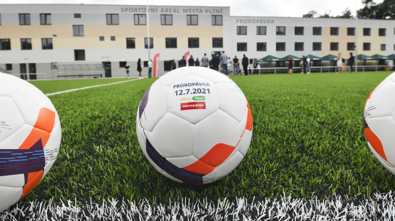 Na hřiště s umělým trávníkem už se vrací fotbalový klub