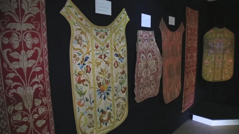 Vyšívané ornáty anglikánských kněží